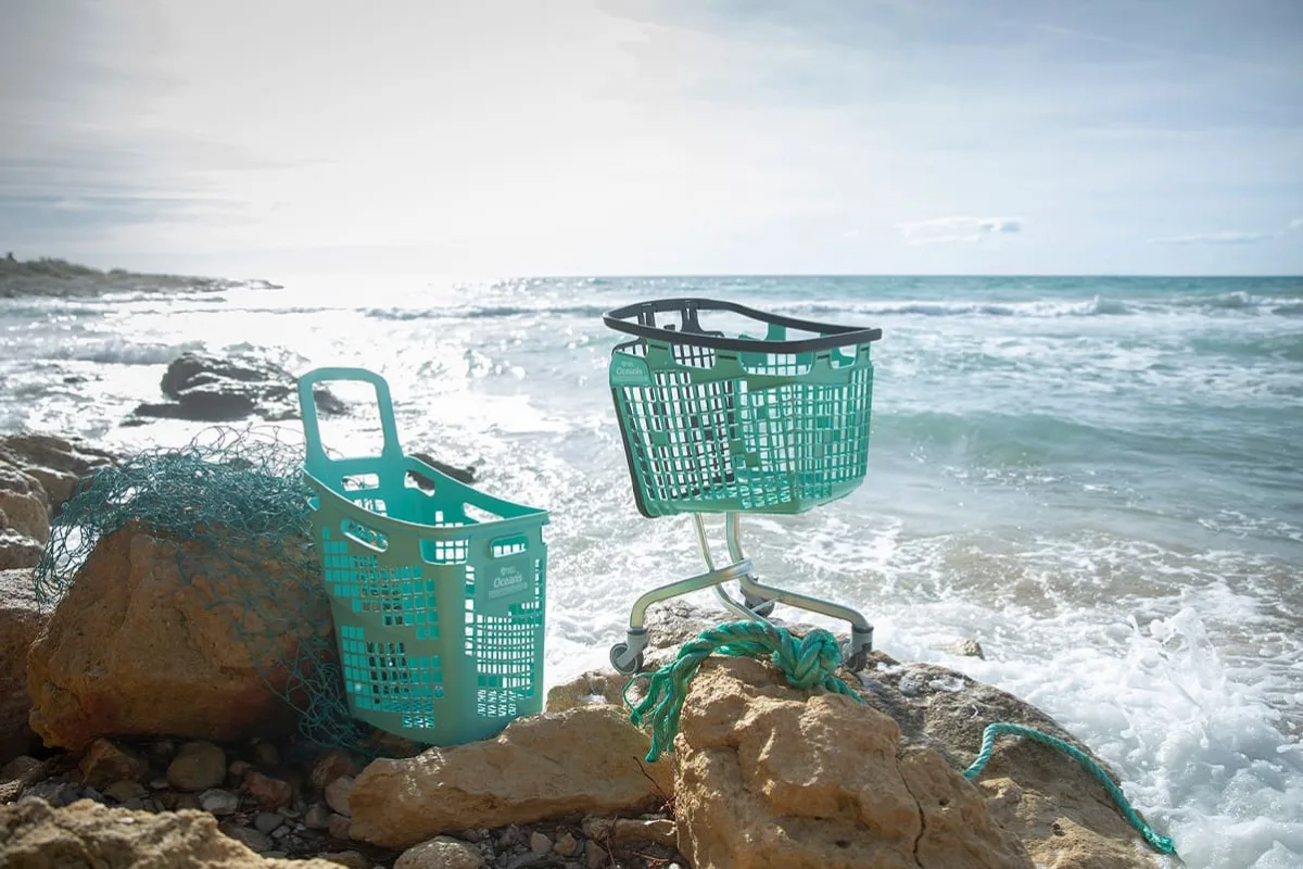 Cesta Oceanis y carro en playa